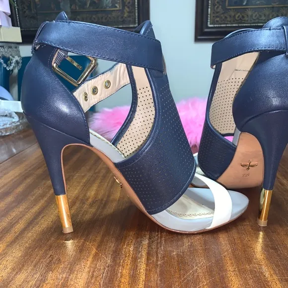 Pour la Victoire heels