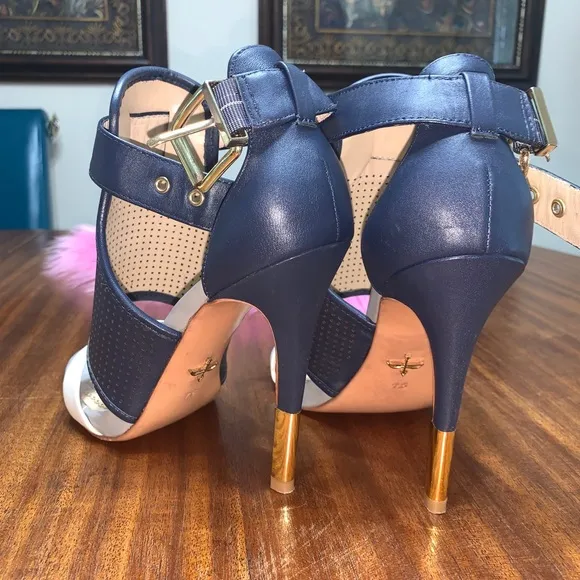 Pour la Victoire heels