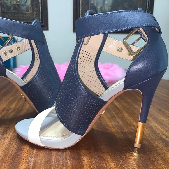 Pour la Victoire heels