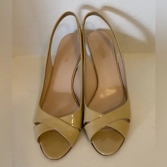 Prada pumps, size 39. Patent leather. Open toe and heel, light brown. for women.