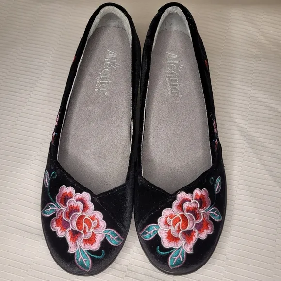 RARE Alegria Velvet Floral Embroidered Peacock Wedge Heels sz 6.5