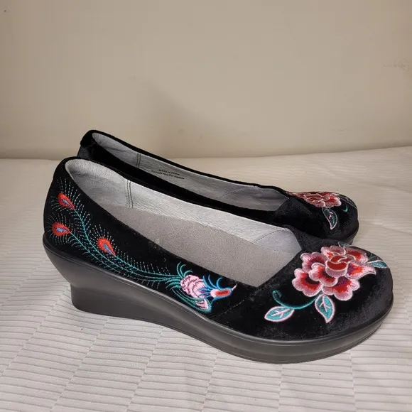 RARE Alegria Velvet Floral Embroidered Peacock Wedge Heels sz 6.5