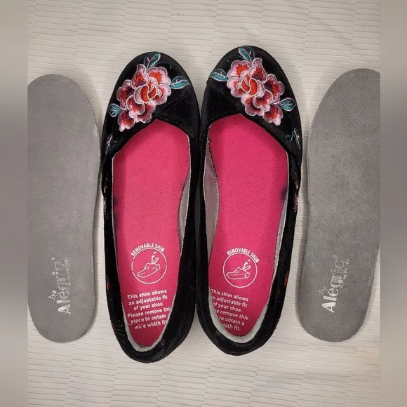 RARE Alegria Velvet Floral Embroidered Peacock Wedge Heels sz 6.5