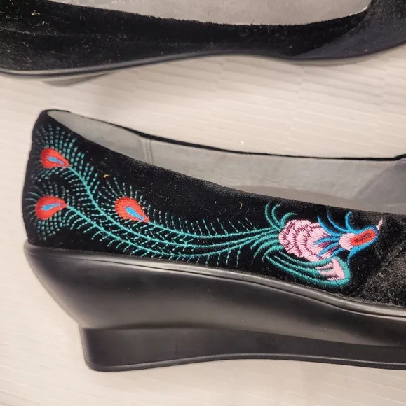 RARE Alegria Velvet Floral Embroidered Peacock Wedge Heels sz 6.5