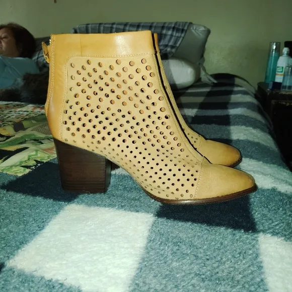 REBECCA MINKOFF Bedford Ankle Boots 8.5