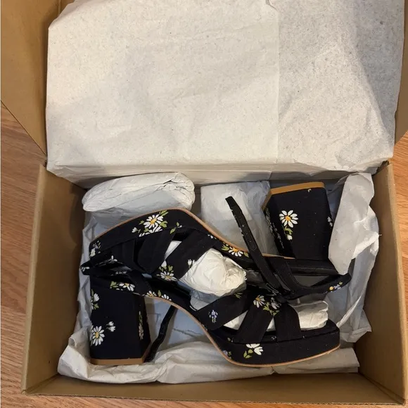 Reformation RARE Maize Platform Sandals in Daisy Crepe Size 7.5