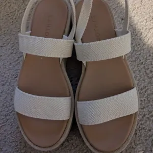 Rothy's Lightweight Wedge Sandal in Salt, Never worn, New in Box, Size 7.5
