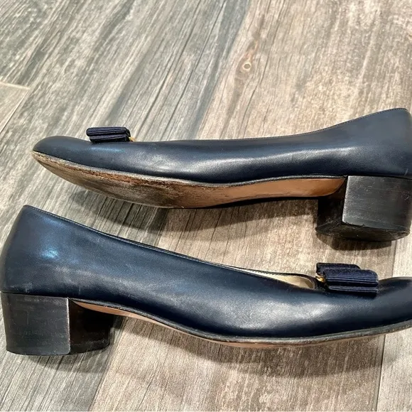 Salvatore Ferragamo Boutique Navy blue Gold Vera Vara Bow Pumps Shoes Sz 6B