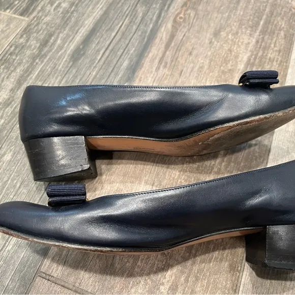 Salvatore Ferragamo Boutique Navy blue Gold Vera Vara Bow Pumps Shoes Sz 6B