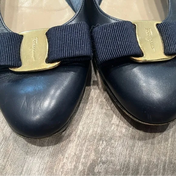 Salvatore Ferragamo Boutique Navy blue Gold Vera Vara Bow Pumps Shoes Sz 6B