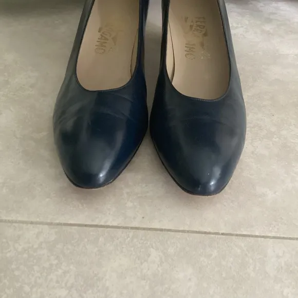 SALVATORE FERRAGAMO navy shoes pumps Sz 10 Narrow EUC leather Italy