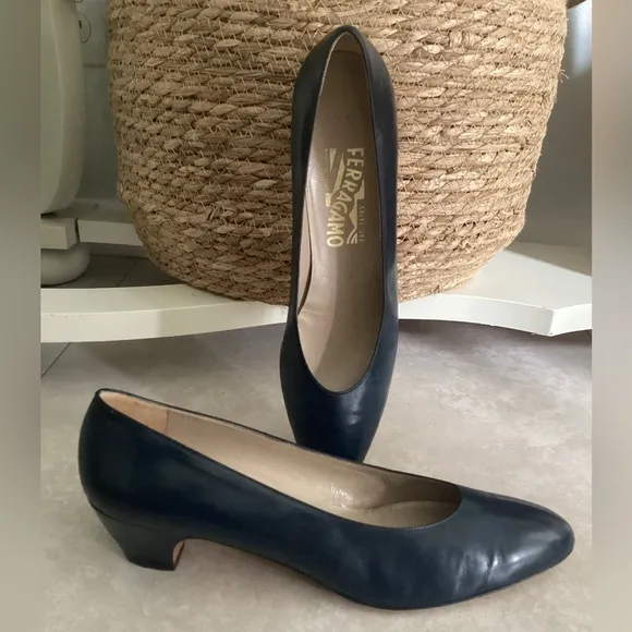 SALVATORE FERRAGAMO navy shoes pumps Sz 10 Narrow EUC leather Italy