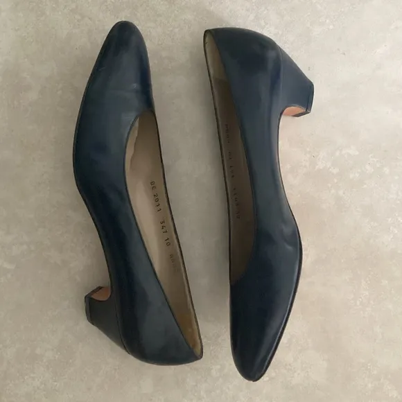 SALVATORE FERRAGAMO navy shoes pumps Sz 10 Narrow EUC leather Italy