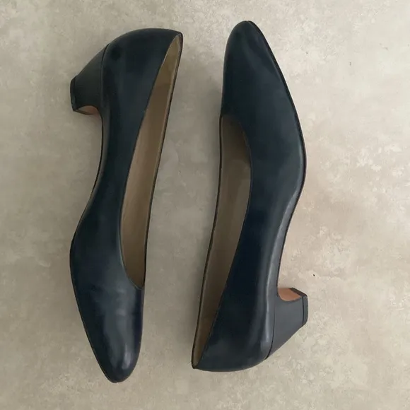 SALVATORE FERRAGAMO navy shoes pumps Sz 10 Narrow EUC leather Italy