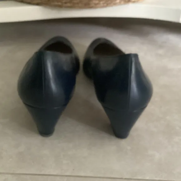 SALVATORE FERRAGAMO navy shoes pumps Sz 10 Narrow EUC leather Italy