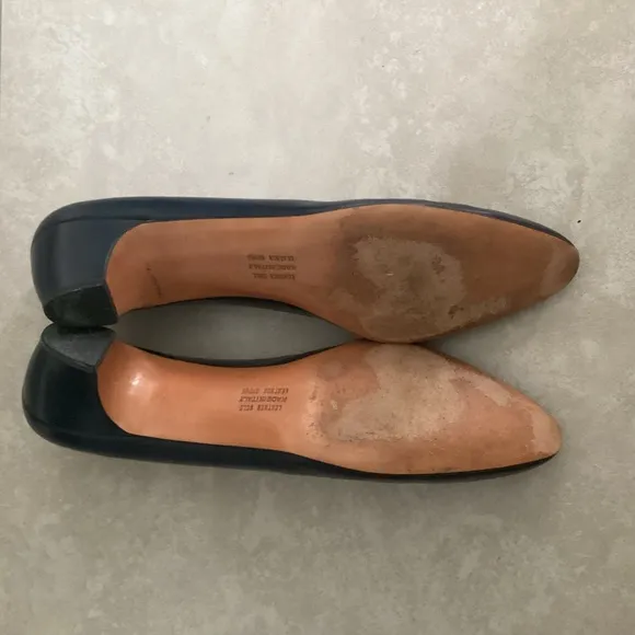 SALVATORE FERRAGAMO navy shoes pumps Sz 10 Narrow EUC leather Italy