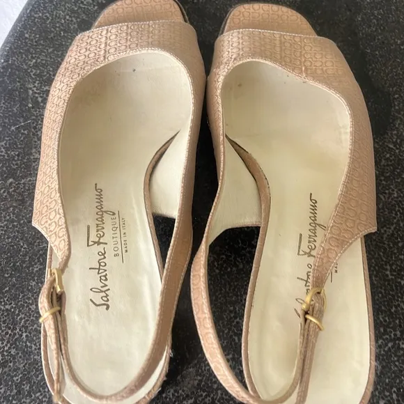 Salvatore Ferragamo nude colored 1 inch block heel peep toe sandals size 9B