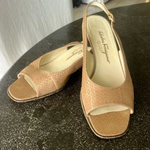 Salvatore Ferragamo nude colored 1 inch block heel peep toe sandals size 9B