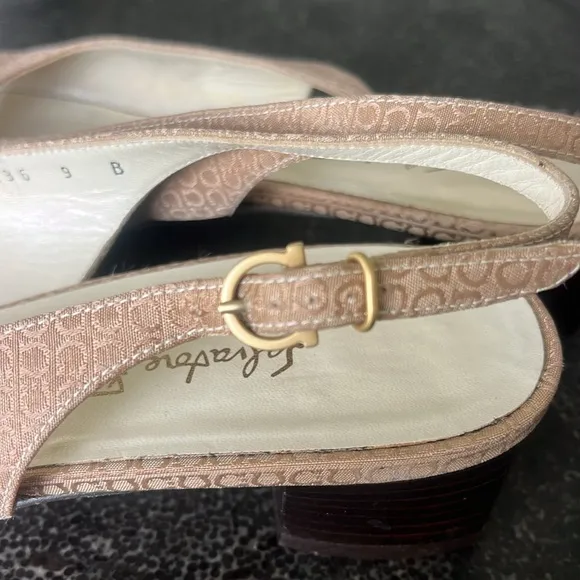 Salvatore Ferragamo nude colored 1 inch block heel peep toe sandals size 9B