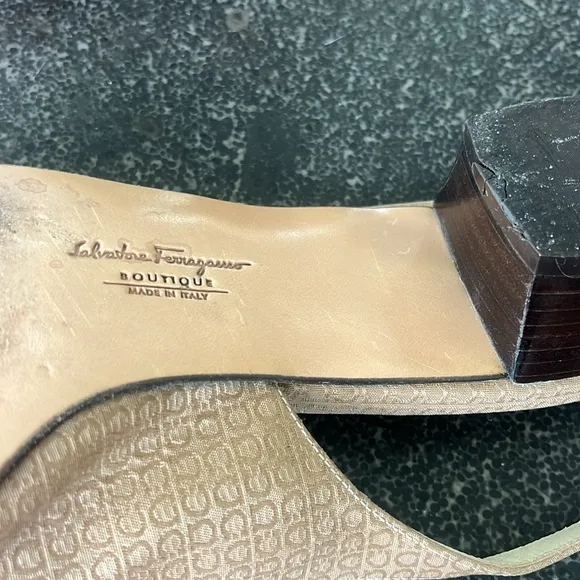 Salvatore Ferragamo nude colored 1 inch block heel peep toe sandals size 9B
