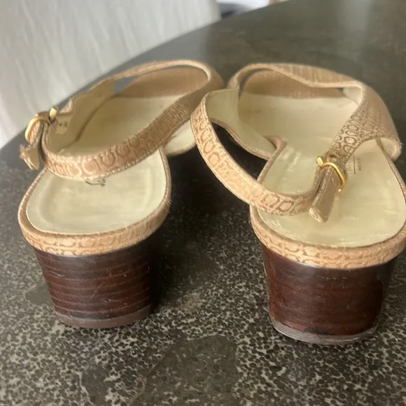 Salvatore Ferragamo nude colored 1 inch block heel peep toe sandals size 9B