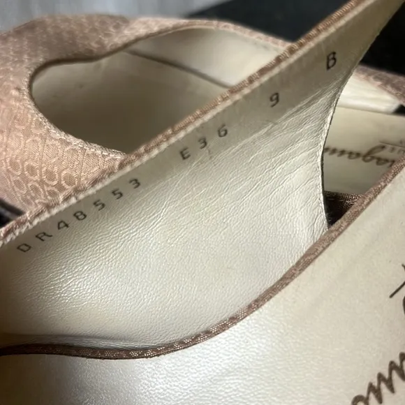 Salvatore Ferragamo nude colored 1 inch block heel peep toe sandals size 9B