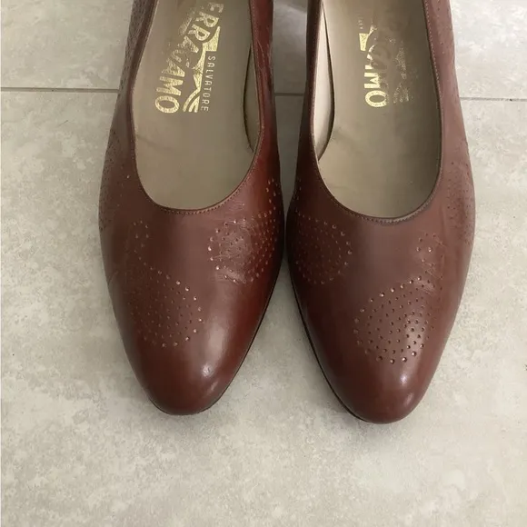 SALVATORE FERRAGAMO shoes pumps Sz 10 Narrow EUC brown embossed leather