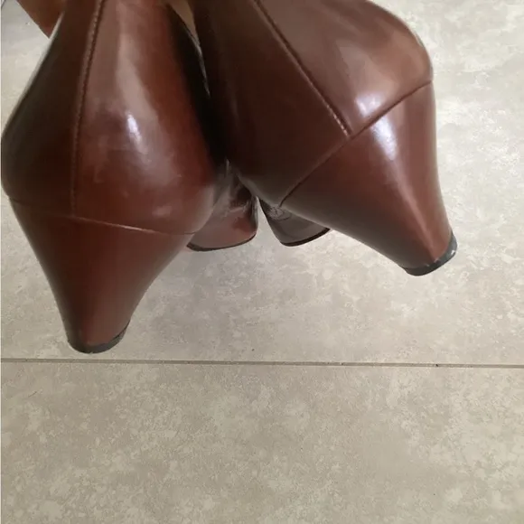 SALVATORE FERRAGAMO shoes pumps Sz 10 Narrow EUC brown embossed leather