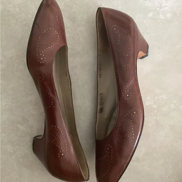 SALVATORE FERRAGAMO shoes pumps Sz 10 Narrow EUC brown embossed leather