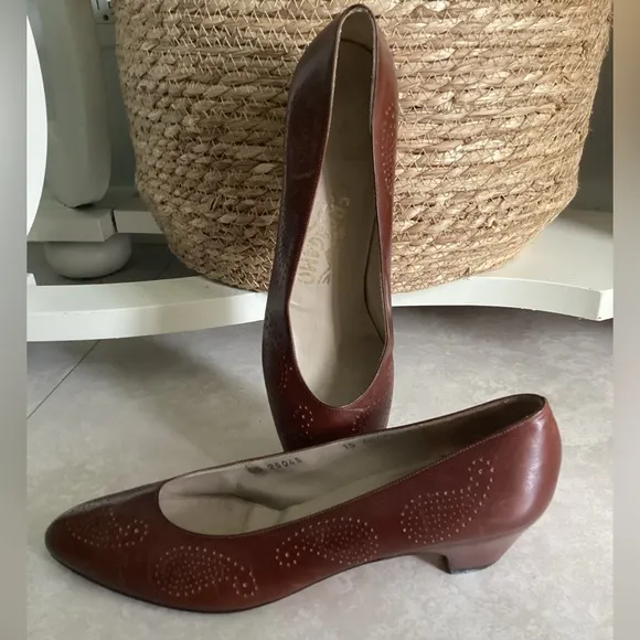 SALVATORE FERRAGAMO shoes pumps Sz 10 Narrow EUC brown embossed leather