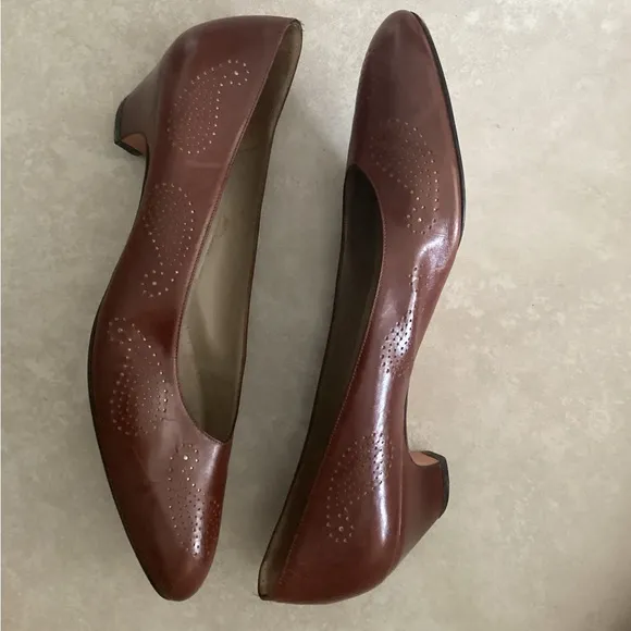 SALVATORE FERRAGAMO shoes pumps Sz 10 Narrow EUC brown embossed leather