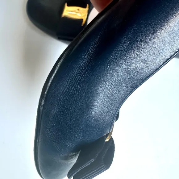 Salvatore Ferragamo Vara Bow Navy Pumps, size 9.5 3A