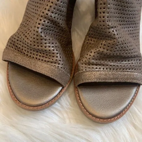 Sofft Milly Metallic Perforated Leather Heeled Sandals Sz 6