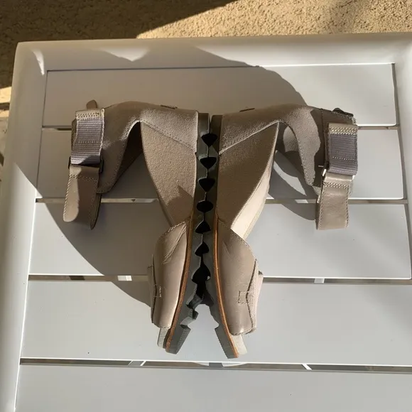Sorel grey leather and suede wedge sandals size 9.5