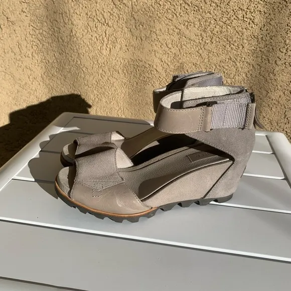 Sorel grey leather and suede wedge sandals size 9.5