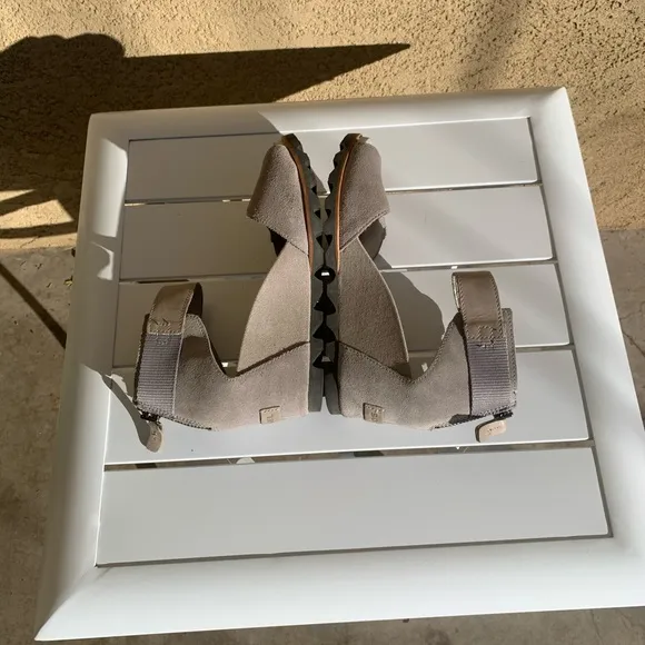 Sorel grey leather and suede wedge sandals size 9.5
