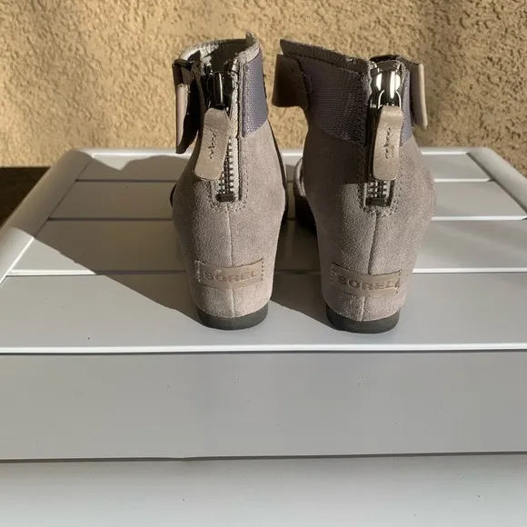 Sorel grey leather and suede wedge sandals size 9.5