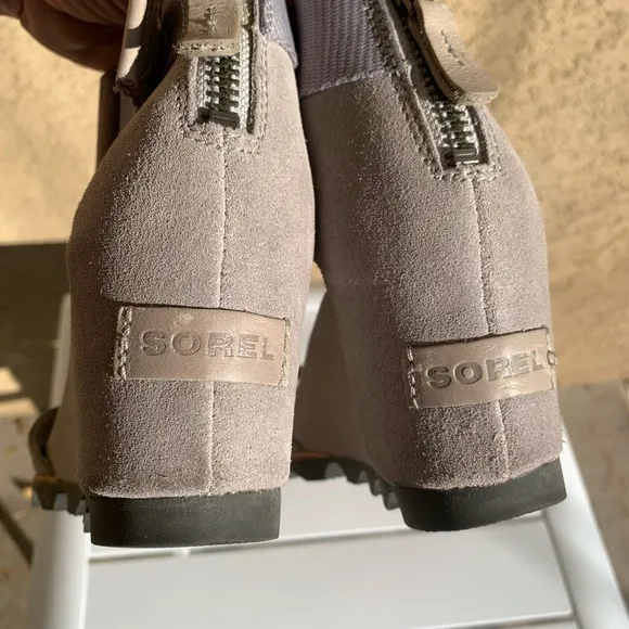 Sorel grey leather and suede wedge sandals size 9.5