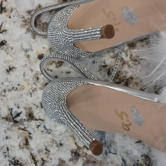 Steve Madden Alexis-R Feather and Rhinestone Slingback Pumps Size 9