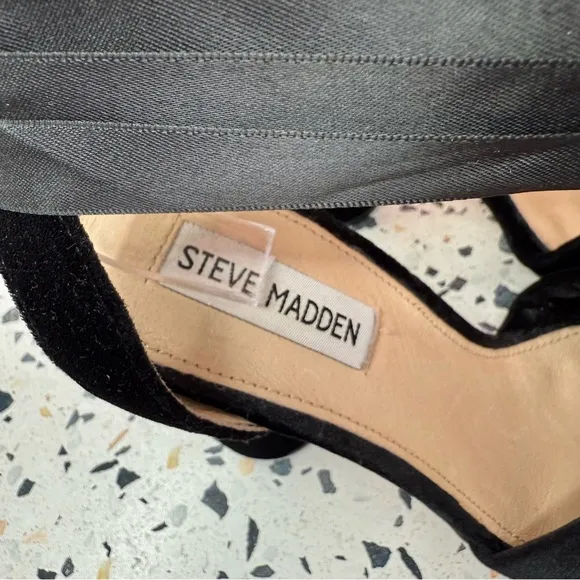 Steve Madden Clary V Black Velvet Satin Ankle Strap Women’s Heeled Sandals Sz 8