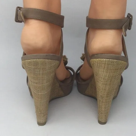 Stuart Weitzman Beige Leather Wedge Sandal 8.5M
