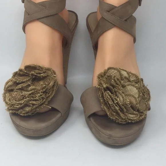 Stuart Weitzman Beige Leather Wedge Sandal 8.5M