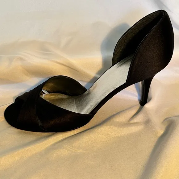 Stuart Weitzman Black Satin Pumps. Size 8.