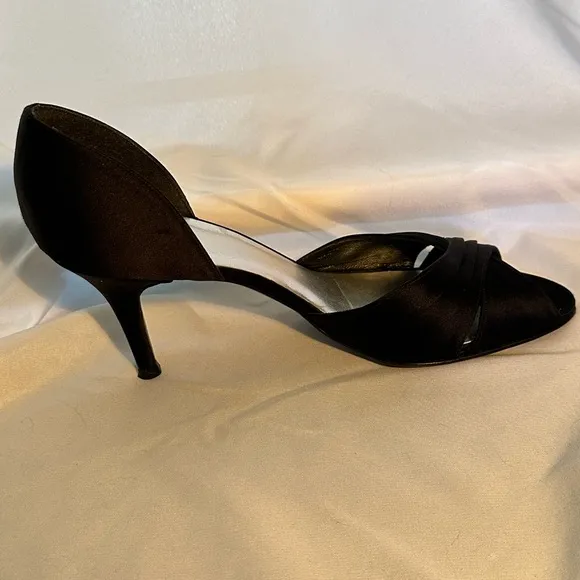 Stuart Weitzman Black Satin Pumps. Size 8.