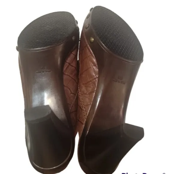 Stuart Weitzman cognac leather clog w/ chunky heel gold accented rivets &amp; buckle