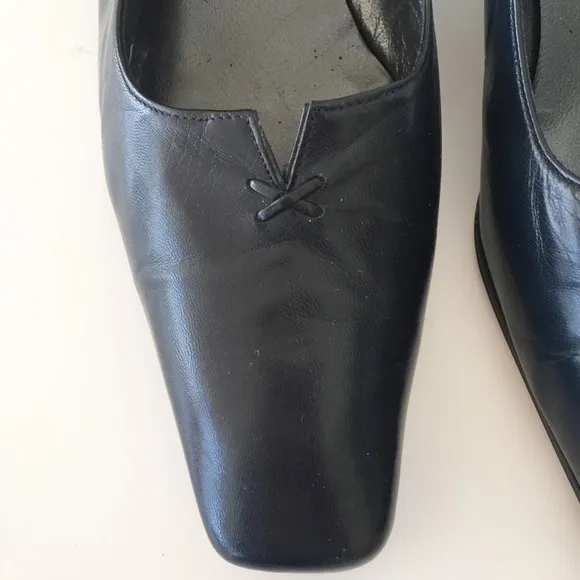 Stuart Weitzman || DARK NAVY Block Kitten Heel