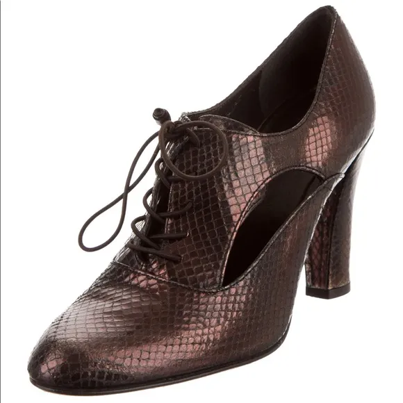 Stuart Weitzman embossed cut out pumps size 8.5
