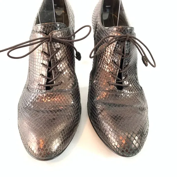 Stuart Weitzman embossed cut out pumps size 8.5