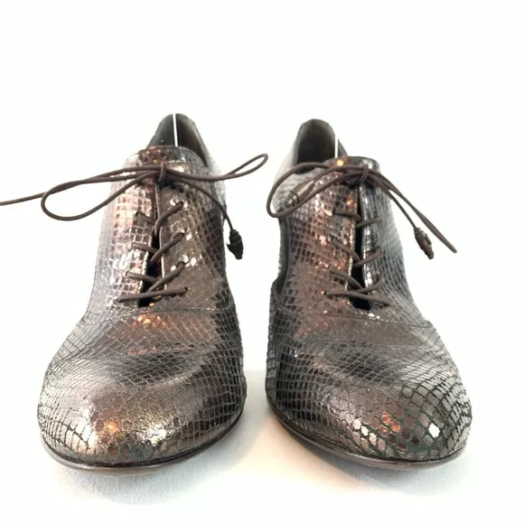 Stuart Weitzman embossed cut out pumps size 8.5