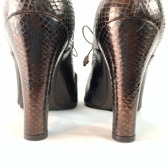 Stuart Weitzman embossed cut out pumps size 8.5